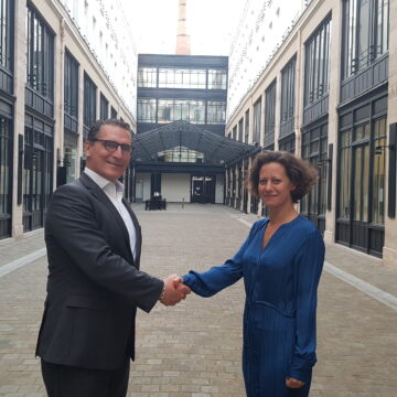 Kurt Herpel, CEO of Delta4, and Revital Rattenbach, CEO of 4P-Pharma, celebrating the signature of a partnership agreement between Delta4 and 4P-Pharma in Paris (France).