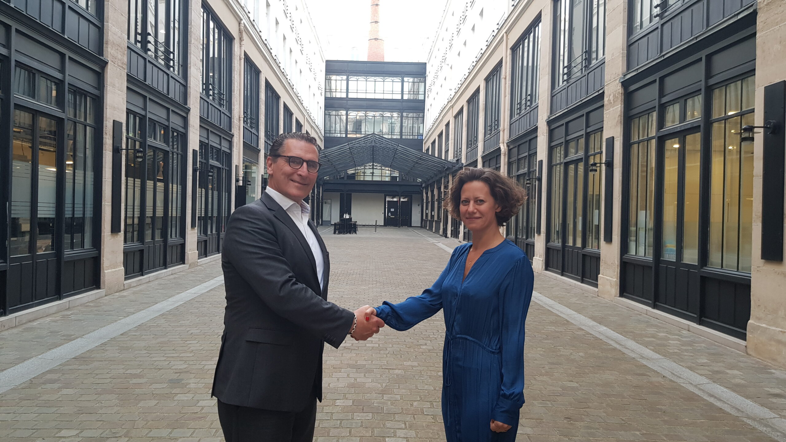 Kurt Herpel, CEO of Delta4, and Revital Rattenbach, CEO of 4P-Pharma, celebrating the signature of a partnership agreement between Delta4 and 4P-Pharma in Paris (France).